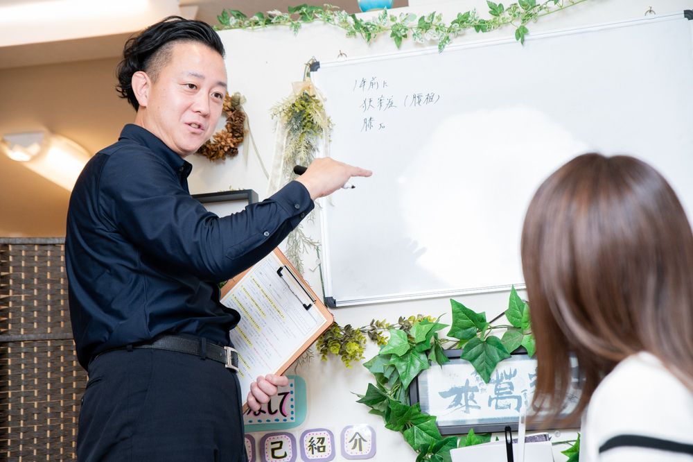 ホワイトボードを使ってお話をうかがう院長