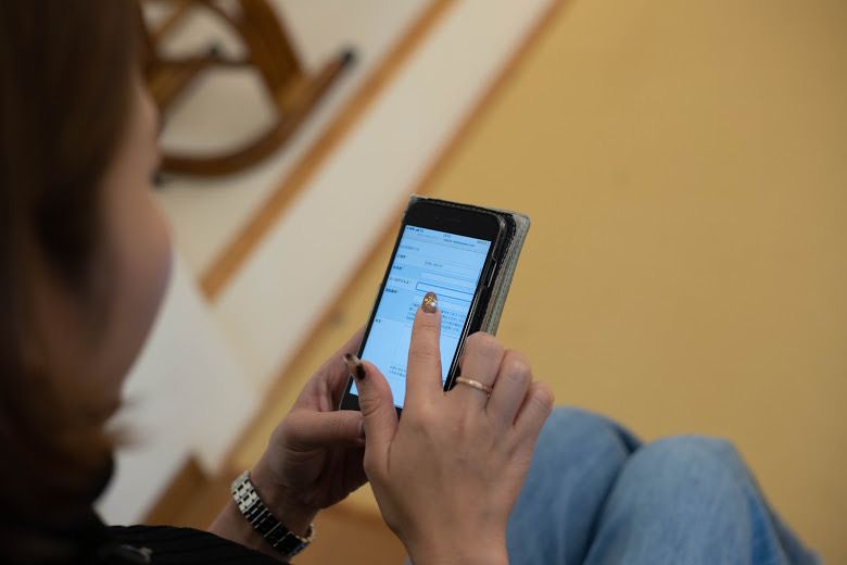 スマートフォンからLINEでメッセージを送っている様子
