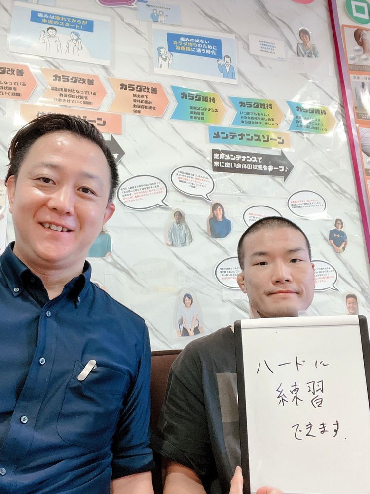 院長とMMAファイター（日本ランカー）の男性の患者さん　ホワイトボードに「ハードに練習できます」